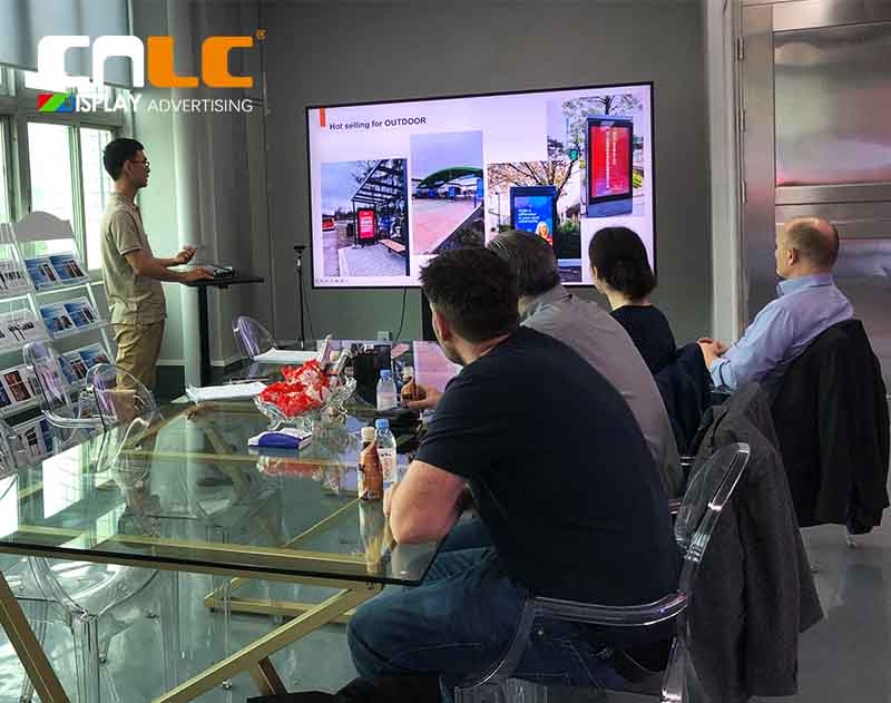 Клиенты посещают CNLC, чтобы изучить индивидуальные цифровые вывески с прочной алюминиевой конструкцией