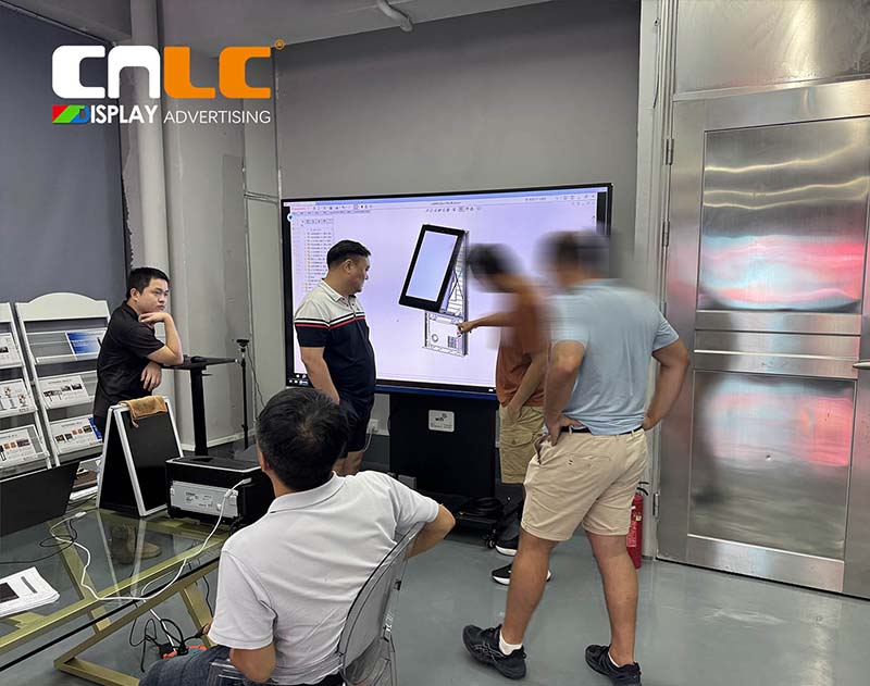 Европейский клиент посещает CNLC для совместной разработки светодиодного наружного дисплея Mupi